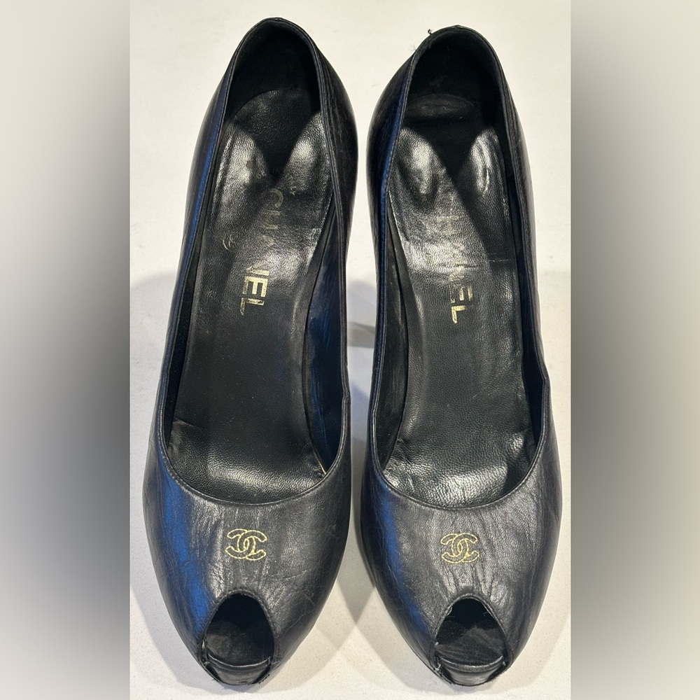 CHANEL G25723 Black Leather Peep-Toe Pumps - Interlocking CC Logo - Size 39 - Picture 3 of 15